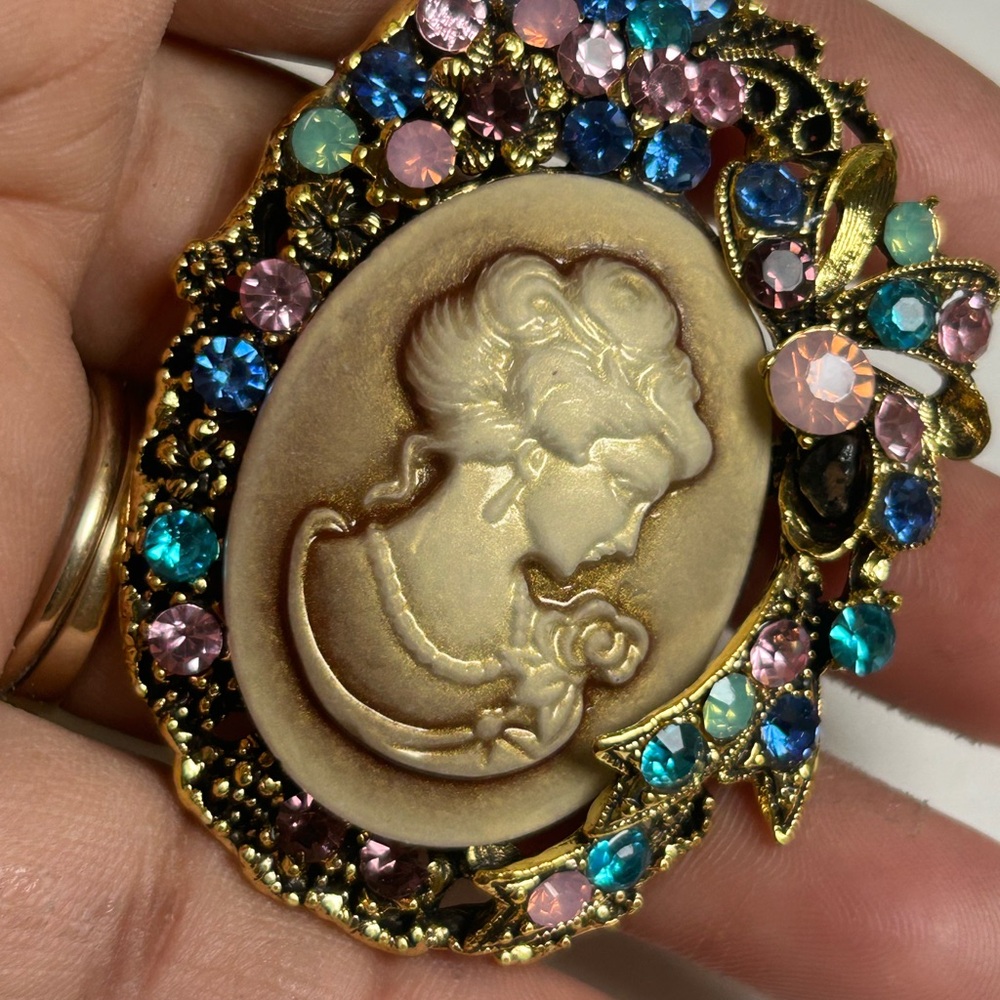 Vintage-Inspired Gold Cameo Brooch with Multicolor Crystal Accents